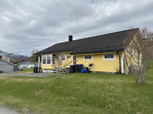 Frittliggende enebolig over en flate med 3 soverom og stor gårdsplass. Enkel adkomst. Mange boder.