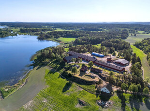 Full konsesjon på Kylling. Stor og flott driftsbygning, mange muligheter som hesthold og lager.