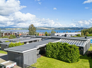 Gjøvik - Koselig og praktisk rekkehusleilighet på ei flate - 2 fine solrike terrasser - carport - Mjøsutsikt!