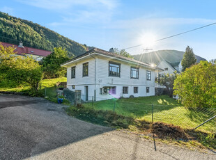 Indre Arna. Sjarmerende enebolig i en barnevennlig blindgate. Sentralt, carport og stor idyllisk hage