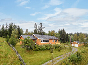 Innholdsrik bolig i landlige og rolige omgivelser. Fine solforhold. God utsikt. Enkel garasje med god lagringsplass.