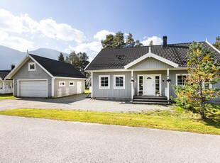 Innholdsrik enebolig over 2 plan på barnevennlige Svøo. Solrik terrasse. Flott utsikt mot Hemsedalsfjella. Dobbelgarasje