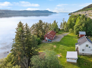 Landlig eiendom med flott beliggenhet ved Mjøsa - Låve, uthus, stabbur - Romslig tomt på ca. 8 mål