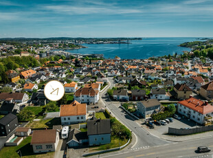 Langestrand - Stor familiebolig over 3 etasjer. 4 soverom, 3 bad. Bergvarme med vannbåren varme.