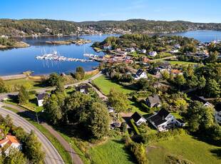 Lekker og sjarmerende familiebolig. Sjøutsikt, stor hageidyll og flotte uteplasser. Dobbelgarasje.