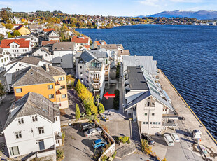 Lettstelt og moderne leilighet med attraktiv beliggenhet på Leirvik Brygge | Terrasse | Bad fra 2023 | Tidløst kjøkken.