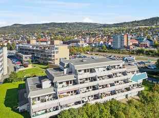 Lys 3-roms leilighet i 2.etg med strålende utsikt | Sentralt | Solrikt | Heis i bygget | Parkering i garasjekjeller