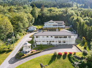 NY PRIS! Romslig enebolig med nydelig utsikt til fjord og fjell! Garasje og carport.