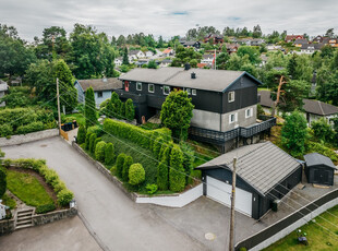 Pen og innholdsrik enebolig med dobbelgarasje -Nydelige solforhold -Høyt og frittliggende - Nært marka/skole