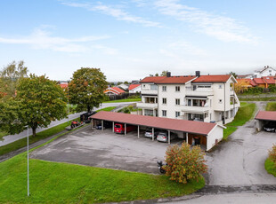 Romslig 3-roms selveierleilighet med rolig beliggenhet. Carport og bod. Nærhet til Barnehage, skole og butikk.