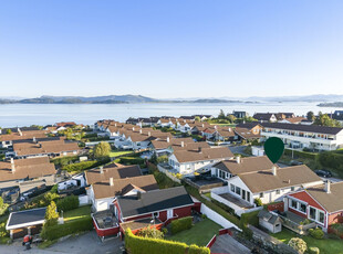 Romslig og innholdsrik enebolig i rolig blindgate. Sjøutsikt. Oppussing må påregnes.