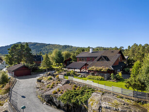 Sjelden mulighet! Innholdsrik enebolig med flere bygg på stor tomt. Nydelig utsikt og de beste solforhold. Garasje.