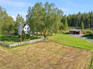 Småbruk på 19 daa m/14 daa fulldyrka jord | Enebolig m/tømmerkasse og utvendig kledning | Låve m/fjøsdel | Dobbelgarasje