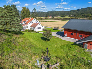 Stor enebolig inndelt med to boenheter og stor 