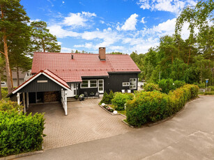 Stor og innholdsrik familiebolig - innerst i blindgate i Falchåsen. Usedvanlig velholdt. Bør sees!