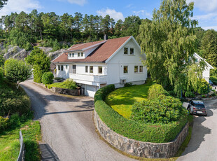 Stor og velholdt enebolig i barnevennlig, rolig og etablert område | dobbel innfelt garasje | pent oppabeidet uteområde