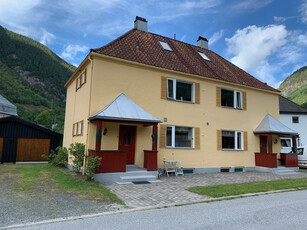 Stort hus og hage med beste beliggenhet uten innsyn samt utsikt mot Gausta.