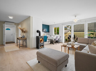 Strøken, selveiende 3-roms m/ 56 m² vestvendt terrasse | Fast parkering m/ elbillader | Peis | Trappefri adkomst