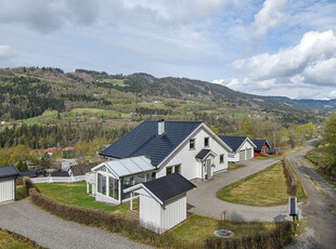 Tiltalende og innholdsrik enebolig med dobbelgarasje, låve og verksted på solrik utsiktstomt. Flott Straikjøkken.