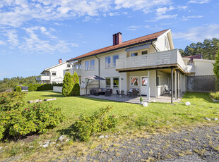 Tromøy/Kongshavn - Lys og hyggelig leilighet med to soverom, peisovn, stor solrik terrasse og hage.