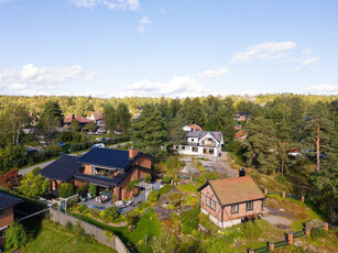 Vestvendt arkitekttegnet teglsteinsvilla med innredet anneks/ atelier | Parkmessig opparbeidet hage & nydelig sjøutsikt