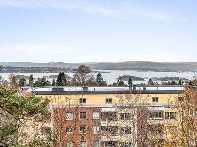 Attraktivt rekkehus (BRA 124) m/nydelig fjordutsikt, sydvestvendt hage, terrasse og balkong. Varmepumpe, peis og garasje