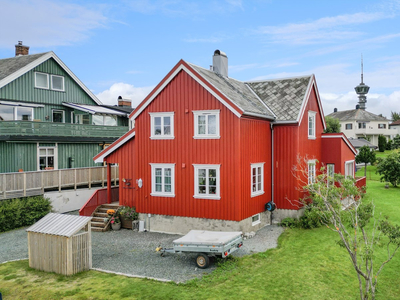 En sjelden mulighet! Stor og velholdt enebolig med utmerket beliggenhet. Solrik og fin hage. 3 stuer og 3 sov. Garasje.