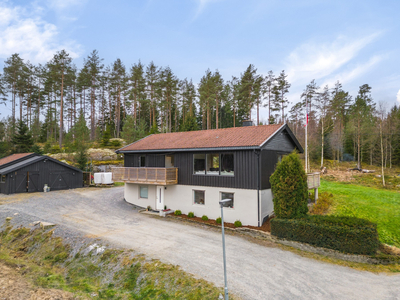 Enebolig beliggende i et landlig og idyllisk boområde - Stor tomt på 1,4 mål - Nyere oppgradert kjøkken og baderom!