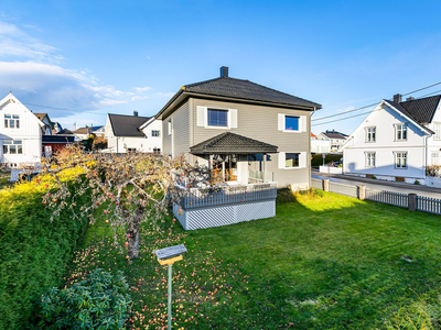 Enebolig innredet som tomannsbolig, med spennende potensial. Sjøgløtt. Skjermet, solfylt hage. 250 meter til sandstrand.