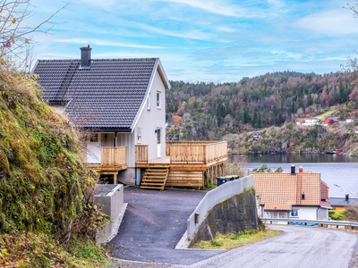 Enebolig med nytt bad fra 2023, nytt kjøkken fra 2023. Sjøutsikt fra flere vinduer i begge etasjer. Tak fra 2015.