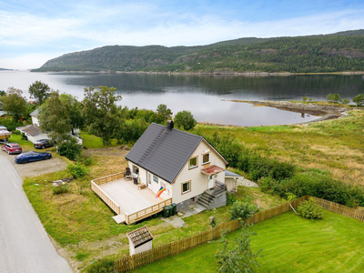 Enebolig på romslig tomt med beliggenhet like ved fjorden. Gode oppgraderinger. Stor, sørvendt veranda.