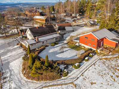 Idyllisk småbruk på 9,6 dekar! Hovedhus med 4 soverom og 2 bad. Låve m/stall, havnehage - dobbel garasje m/el og anneks