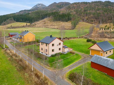 Innholdsrik enebolig over 3 plan med stor, opparbeidet tomt. Garasje med hems og elbil-lader. Uthus.