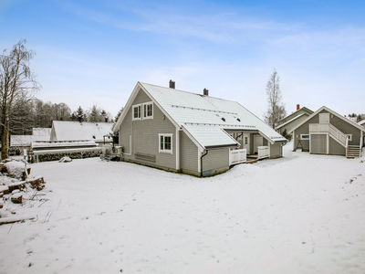 Pen halvpart tomannsbolig med garasje i meget barnevennlig boligområde. Beliggende innerst og usjenert til mot skogen!