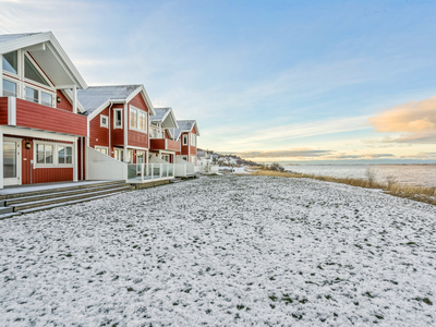 Populær rekkebolig over to etasjer - Nydelig utsikt og beliggenhet - Garasje i rekke - 3 soverom