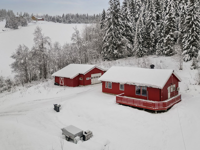 Praktisk bolig over ett plan fra 2001. 2 soverom. Fantastisk fullisolert garasje/verksted med carport på 95,5m².