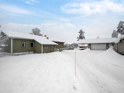 Praktisk enebolig - alt på ei flate - 3 sov - 2 bad. Dobbelgarasje/carport/kontor & enkel garasje. Stor tomt-fin utsikt!