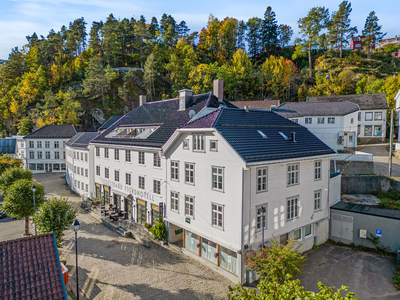 Romslig leilighet med fjordutsikt rett ved bryggekanten. Med garasjeplass.