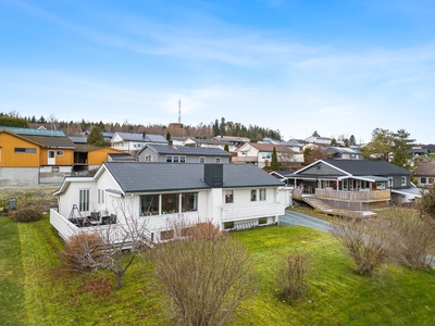 Romslig og innholdsrik enebolig. Barnevennlig og attraktiv beliggenhet. Garasje. Flere uteplasser med gode solforhold.