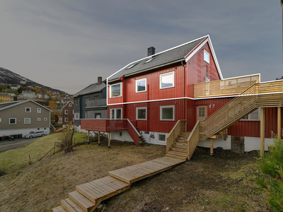 Selveierleilighet på hele 116 m² over to plan med innredet loftsetasje - Solrik terrasse