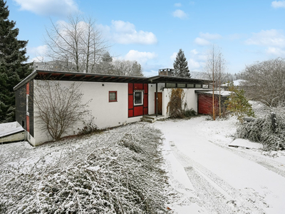 Sjelden mulighet! Rælingens første modernistiske villa. Unik eiendom på stor tomt ( 1529,30 kvm). Oppussingsbehov.