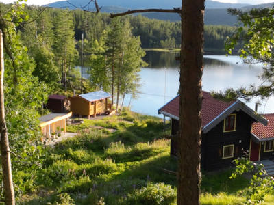 Småbruk med strandlinje, helårs-/ fritidshus (nyoppusset), lysthus med badstu, garasje, hagestue, uthus.