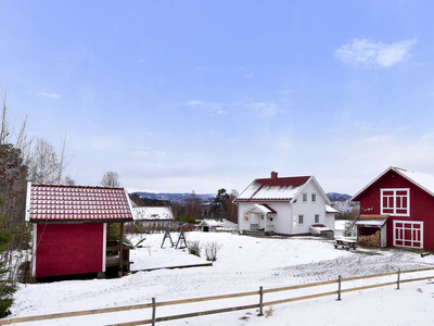 Småbrukslignende eiendom med påkostet bolighus i nedre del av Moen. 3 sov, 2 bad. Stor og solrik tomt. Romslig låve!