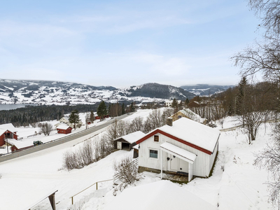 SOLGT! VISNING AVLYST. Hyggelig enebolig med flott utsikt over Volbusfjorden og gode solforhold!