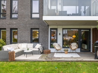 Stilren og moderne 3-roms selveier med solrik terrasse | Bygg fra 2018 | Garasjeplass m. el.lader | 