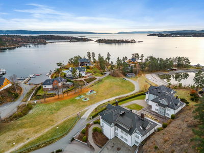 Stor og meget pen leilighet med nydelig beliggenhet nær sjøen. 3 sov og 2 bad. 85 kvm terrasse. 3 garasjeplasser. Heis.