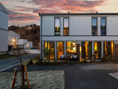 SVÆRT LEKKERT ENDEREKKEHUS FRA 2019 MED ATTRAKTIV BELIGGENHET. Solrik terrasse. 3 soverom. P-kjeller. Barnevennlig.