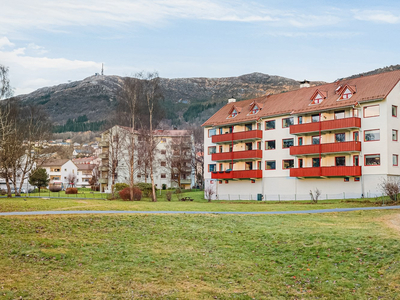 3-roms m/ nytt bad og utført rørfornying - ellers eldre standard. Super beliggenhet, herlig altan, nær Sletten/bybane.