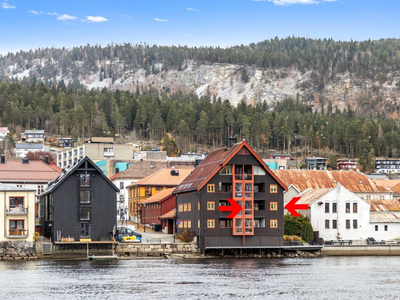 Elvegaarden, Øvre Sund, Bragernes - flott 3-roms leil. i vannkanten m/balkong, båtplass og carport.