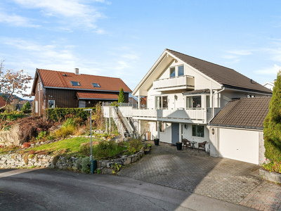 Enebolig i ettertraktet blindvei m/et par min å gå til skole, idrettshall, barnehage, hurtigbåt, butikk. Solrike uterom.